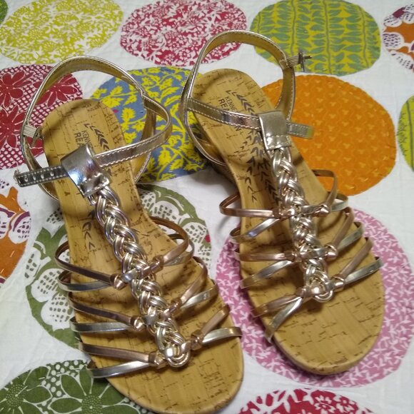 Kenneth Cole Reaction 'Swirl Up' Metallic girls sandals, size 3 - Picture 7 of 11